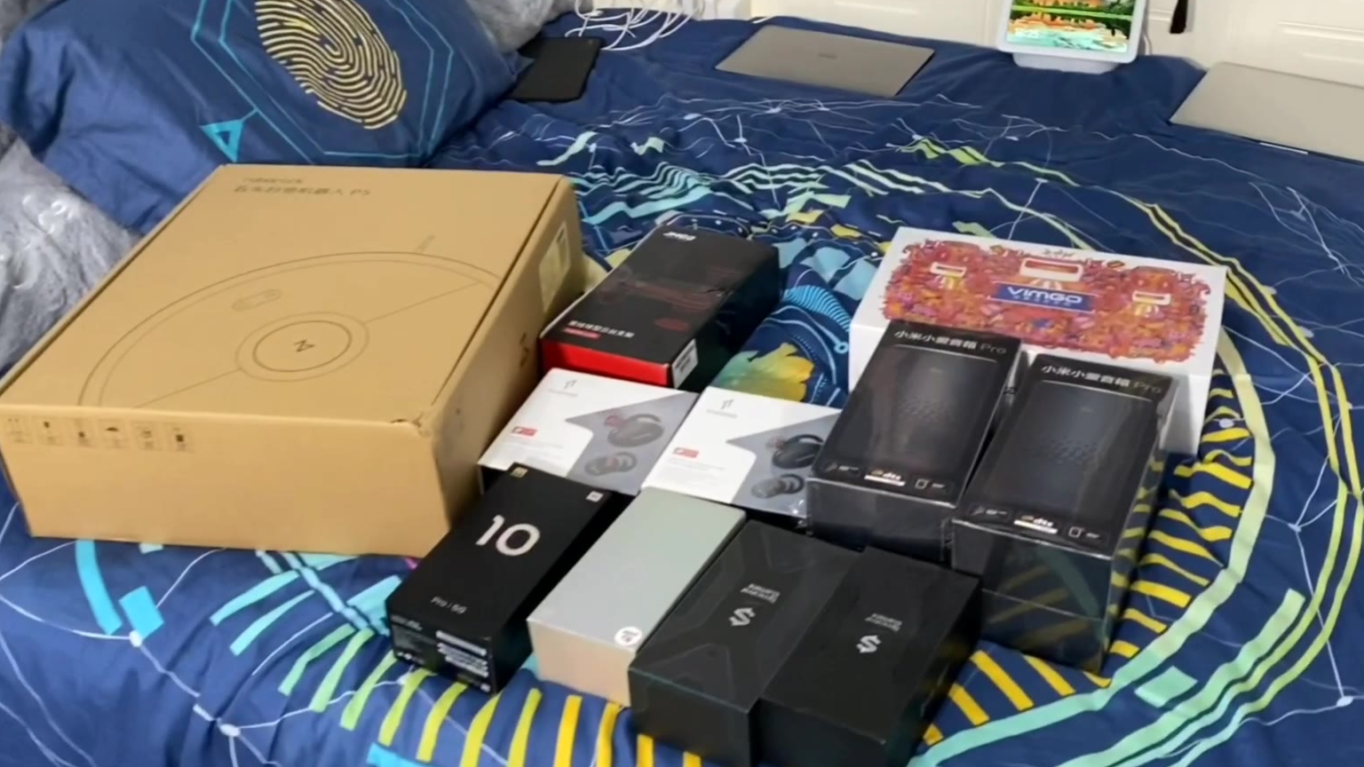 小伙用4部手机,一台投影仪,改造密室,网友:这才是男人的梦想